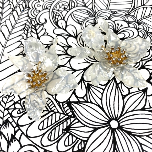 White pearled acrylic rhinestone flower earrings Cocktail party perfect - Picture 3 of 7